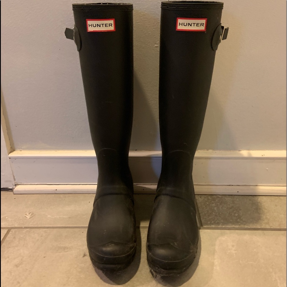 Black Hunter Boots size 8 practically new!  HUNTER Socks included!